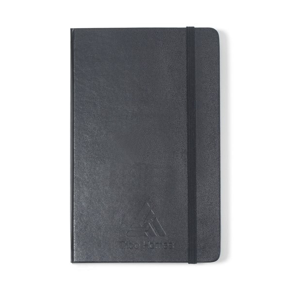 Tapa dura, cuaderno grande cuadriculado.